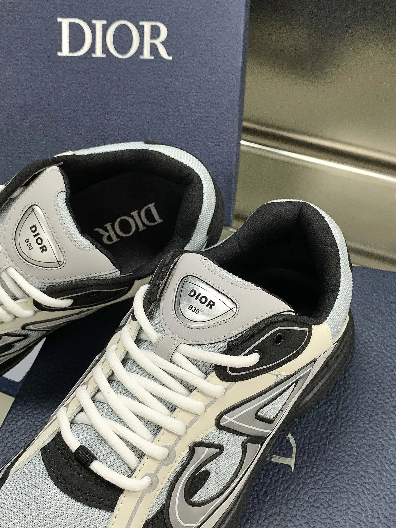 👟👟Ex-factory price 660👟👟 Newly upgraded Dior B30 series dad sneakers. New B30 sneakers. Dad Shoes style shoes that follow the trend of the retro market. The Dior logo on the tongue also indicates that this pair of shoes is the B30 model! B30 uses fine-textured leather and mesh cloth materials to form a shoe body. There are conspicuous letters CD on both sides of the shoe body to indicate identity. Many lines on the shoe body outline details to make the shoes look less monotonous and full of retro flavor. The delivery counter is exquisitely packaged🛍📦 ▪️Fabric: Original customized technical fabric + mesh ▪️Inner lining: Customized breathable lining ▪️Outsole: IP+TPU outsole ▪️Sole thickness: 3.5CM ▪️Size: Women’s size 35-40 / Men’s size 39-45